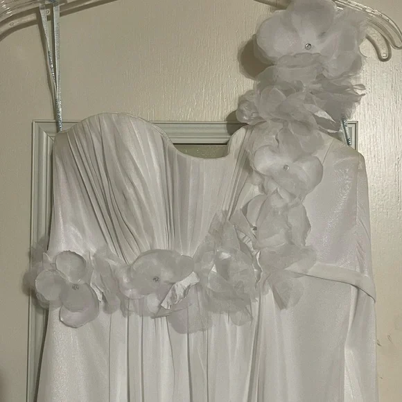 Elegant White One-Shoulder Gown - Picture 6 of 8